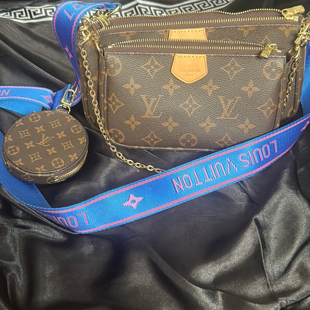 Love love love this multipurpose shoulder bag! Can be used 3 different ways!